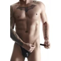 Ekskluzywne męskie stringi XL z materiału wetlook z ozdobnym zapięciem