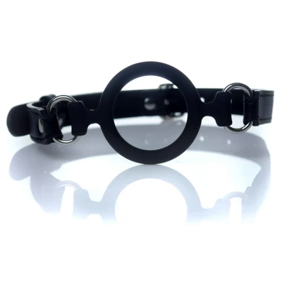 Knebel-O-ring Gag ze srebrnym wykończeniem - akcesorium BDSM z regulowanym paskiem
