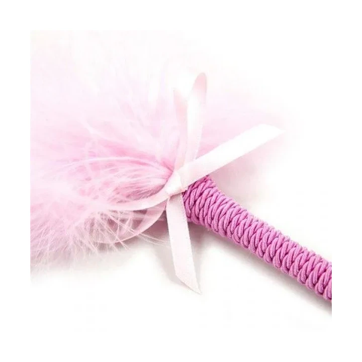 Różowy piórkowy duster do skóry – elegancki akcesorium do stymulacji i relaksu