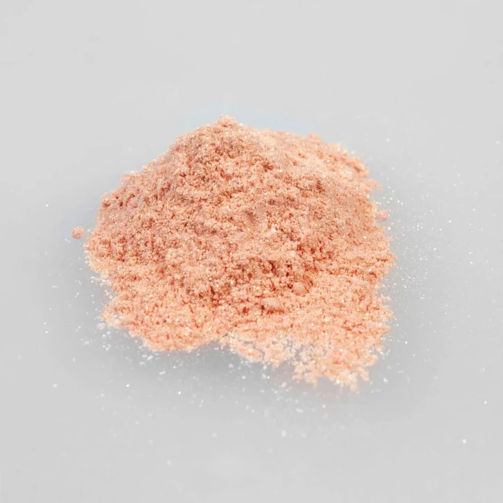 Zestaw jadalnego pudru truskawkowego z złotym blaskiem i łaskotką z piórkiem