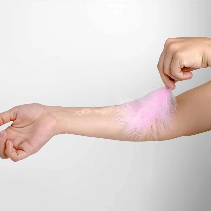 Zestaw jadalnego pudru truskawkowego z złotym blaskiem i łaskotką z piórkiem