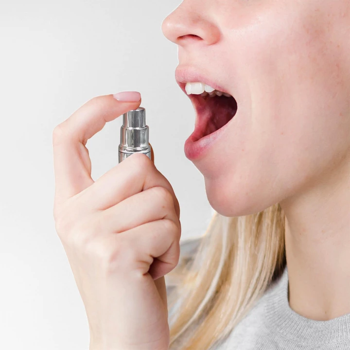 Spray do ust o smaku mięty, orzeźwiający oddech na potrzeby seksu oralnego