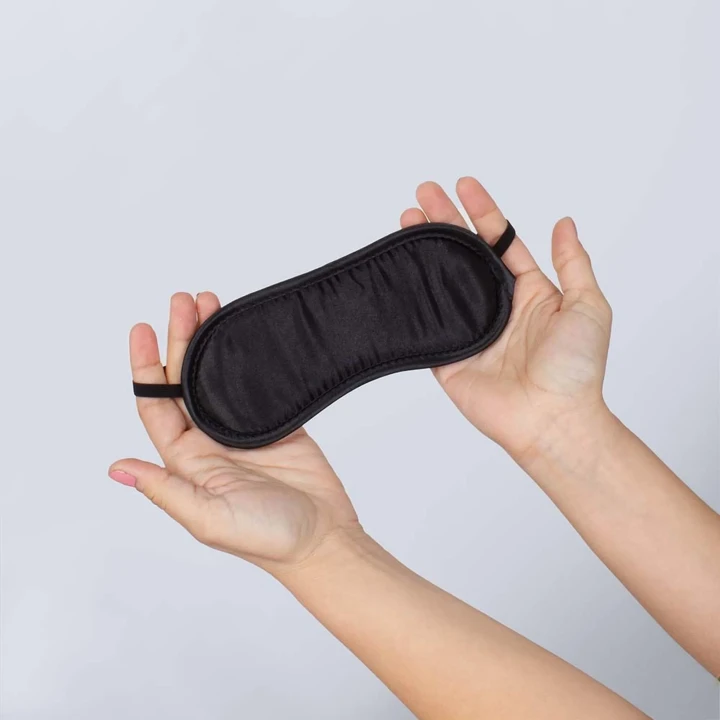 Opaska na oczy z satyny - BLACK BLINDFOLD do zmysłowej eksploracji doznań