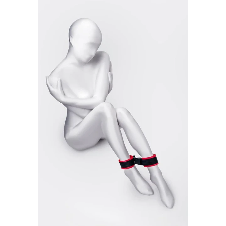 Kajdanki na kostki Anonymo, welurowe, czerwone, komfortowe, 29 cm