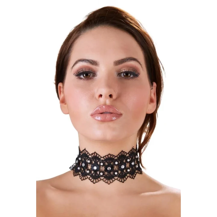 Naszyjnik choker haftowany z perłami i dżetami, czarny, elegancki, nowoczesny design
