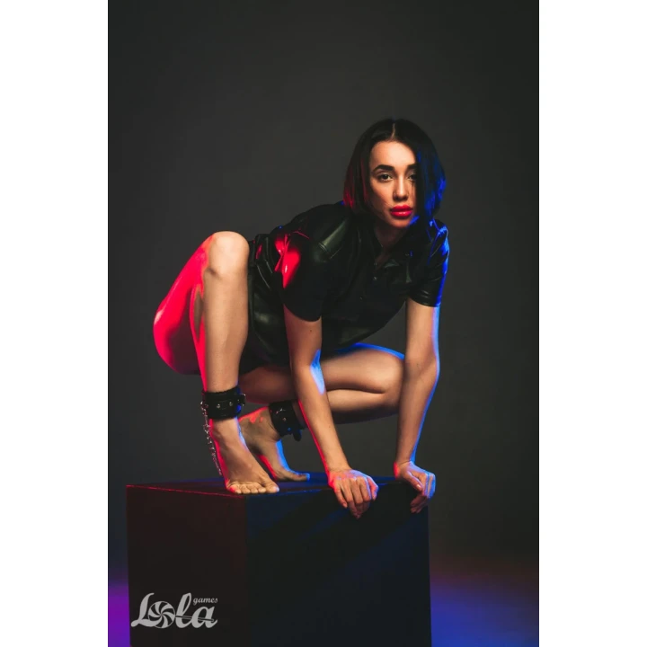 Kajdanki na kostki Party Hard Eternity czarne z PVC i metalem, 29 cm