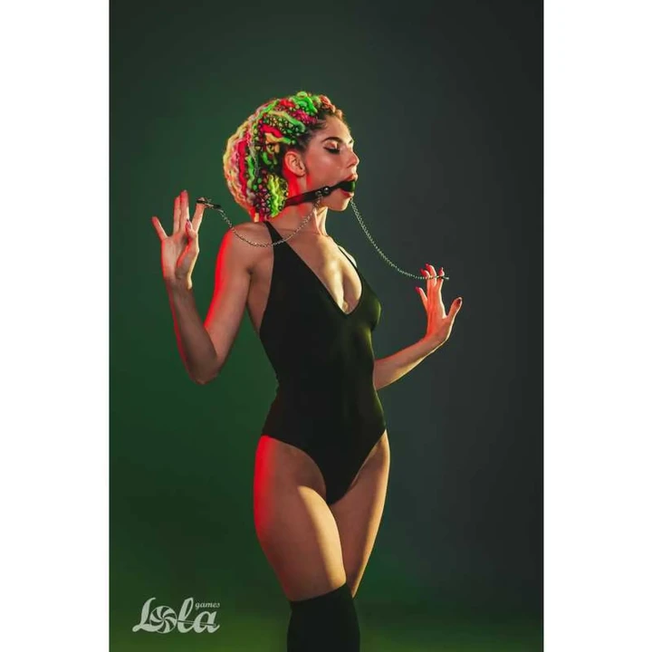 Knebel BDSM z klamrami na sutki, czarny silikon, elegancki i mroczny design