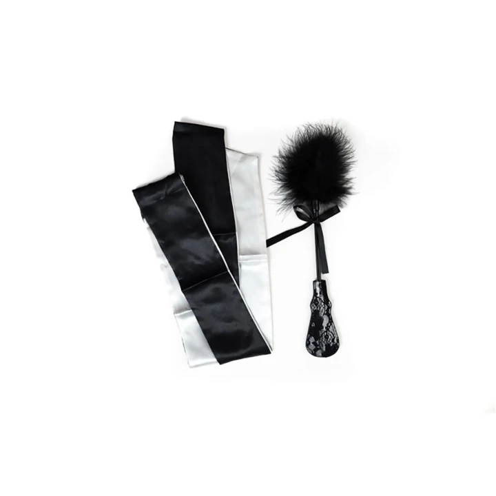 Zestaw do gier BDSM „Tease Me” z satynową opaską i wielofunkcyjnym batem