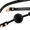 Knebel (Ball Gag) Elegance – silikonowa kulka 4 cm, regulowany pasek z ekoskóry, złote detale