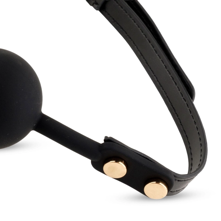 Knebel (Ball Gag) Elegance – silikonowa kulka 4 cm, regulowany pasek z ekoskóry, złote detale