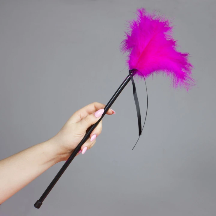 Piórko erotyczne Fuksja, 20 piór, pręt 8 mm x 43 cm, wyprodukowano w Hiszpanii