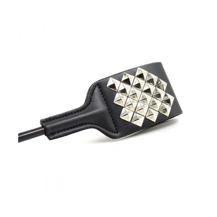 Pejcz BDSM skórzany Quadro z kwadratową główką i ćwiekami dla intensywności