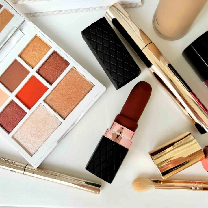 Wibrator łechtaczkowy Amour Discreet - silikon, 10 trybów, dyskretny design