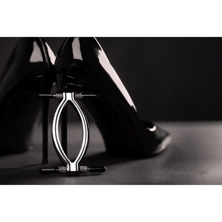 Klips do stymulacji warg sromowych - Regulowany, Metalowy, z PVC dla komfortu