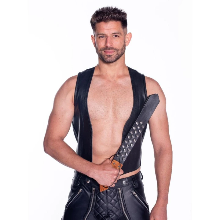 W paddle BDSM Prowler RED – skórzane i drewniane, zdobione nitami, solidna konstrukcja