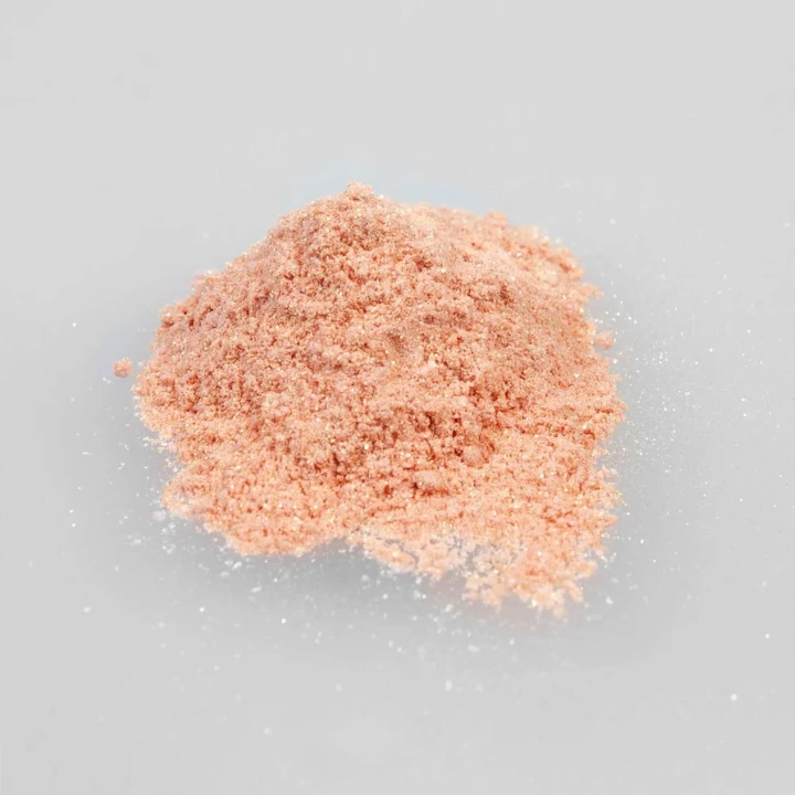 Puder jadalny z truskawką i winem musującym, zestaw z łaskotką, 40 g, złoty blask