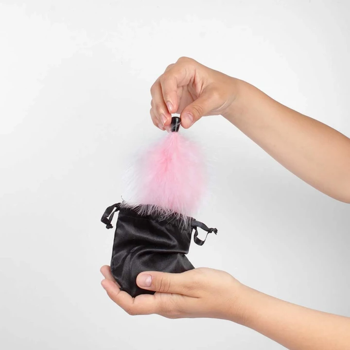 Puder jadalny z truskawką i winem musującym, zestaw z łaskotką, 40 g, złoty blask