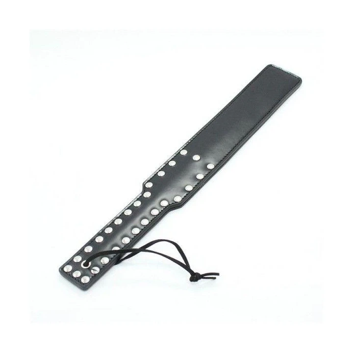 Paddla do spankingu Toyz4Lovers ze skóry, z wygodnym uchwytem i ćwiekami