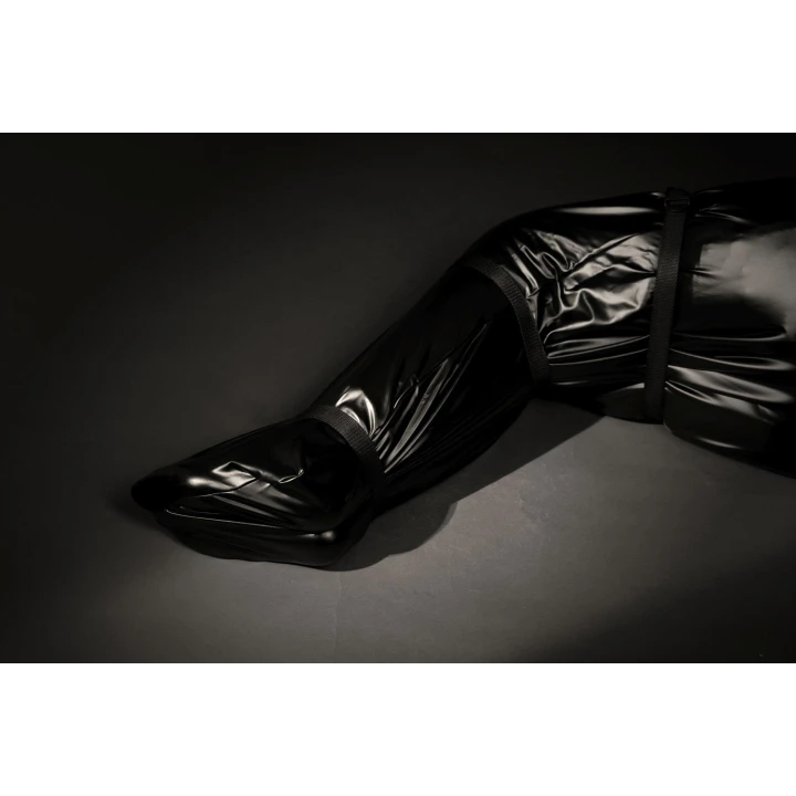 Bodybag BDSM z nylonowymi paskami, lateks/PVC, regulowane zapięcia, wentylacja