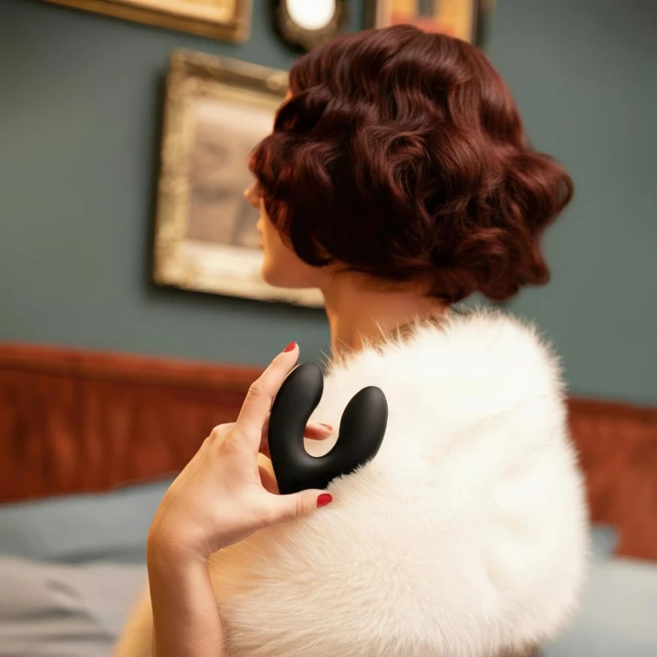 Wibrator do noszenia Rosy Gold - luksusowe etui ładujące, regulowane wibracje, dyskrecja