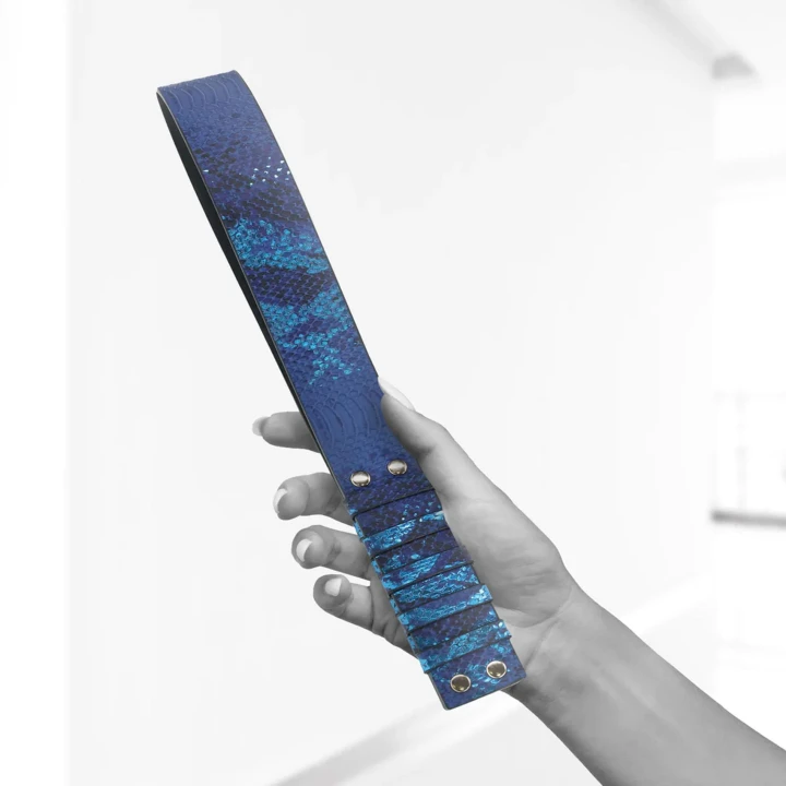 Paddle do BDSM Ouch! Florence Collection - Skóra, Iryzujące Okucie, Ergonomiczny Kształt