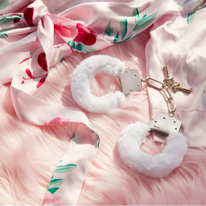 Kajdanki metalowe z futerkiem - Love Cuffs, kluczyk w zestawie, idealne do zabaw miłosnych