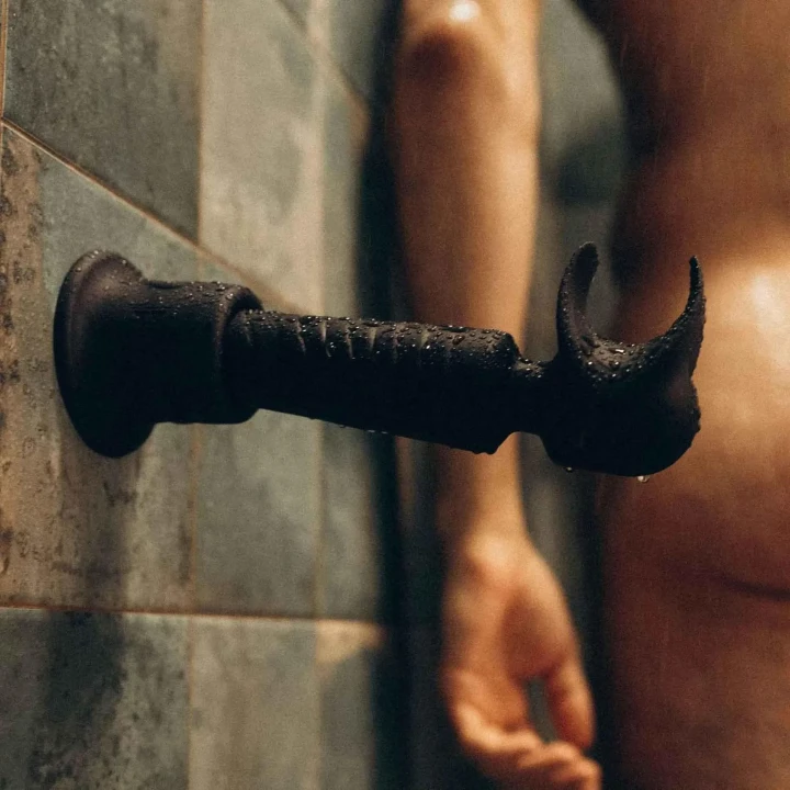 Uchwyt do masażera (wand) Holden Black Plum — silikon elastyczny, przyssawka, IPX7