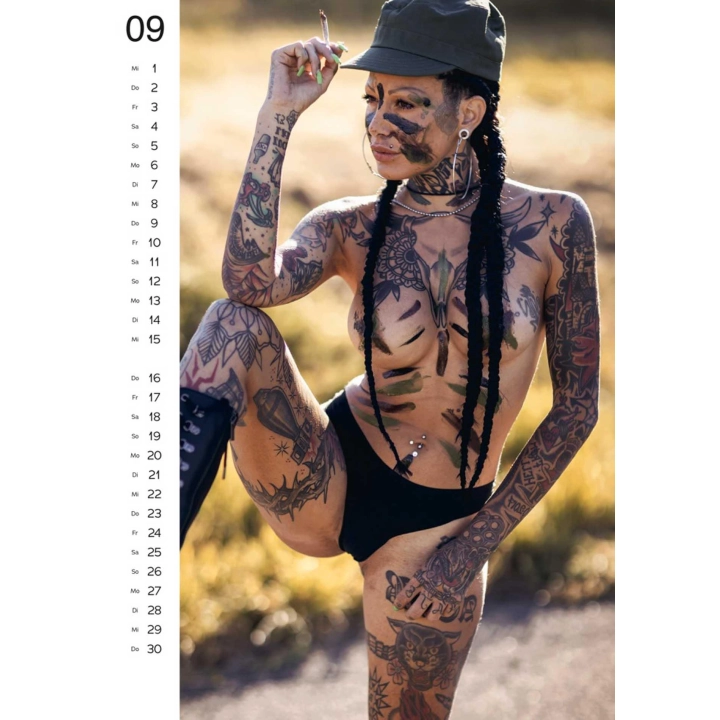 Kalendarz pin-up Tattoo Girls 2027, 12 zdjęć, format 297 × 420 mm