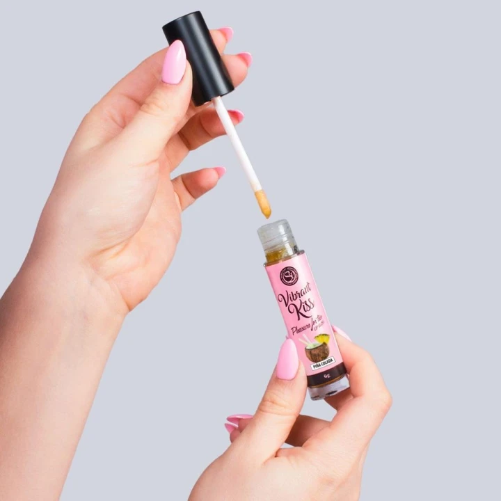 Błyszczyk do ust Vibrant Kiss - Fale wibracyjne, smak Pina Colada, 100% jadalny